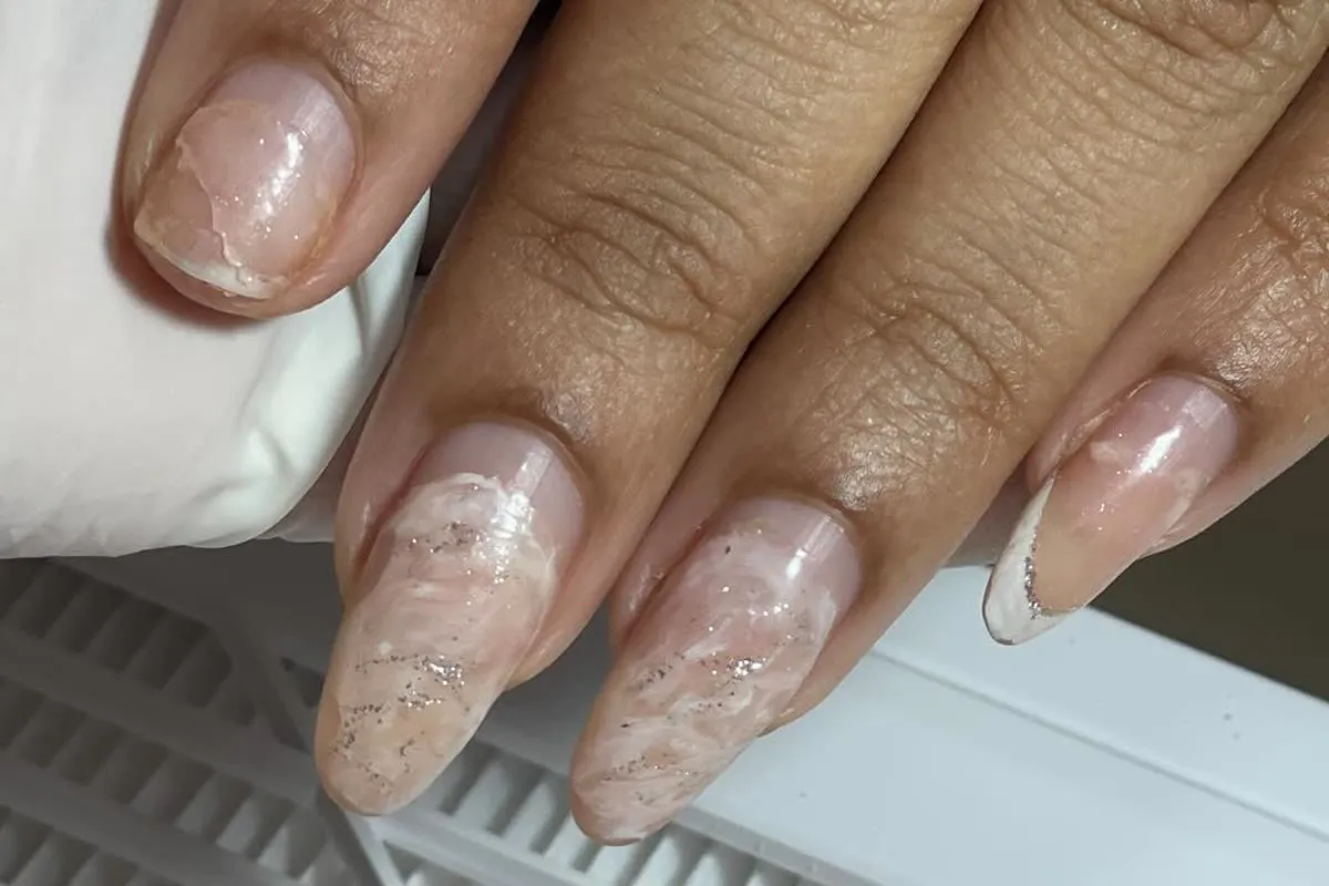 Antes: unhas com alongamento sem formato definido
