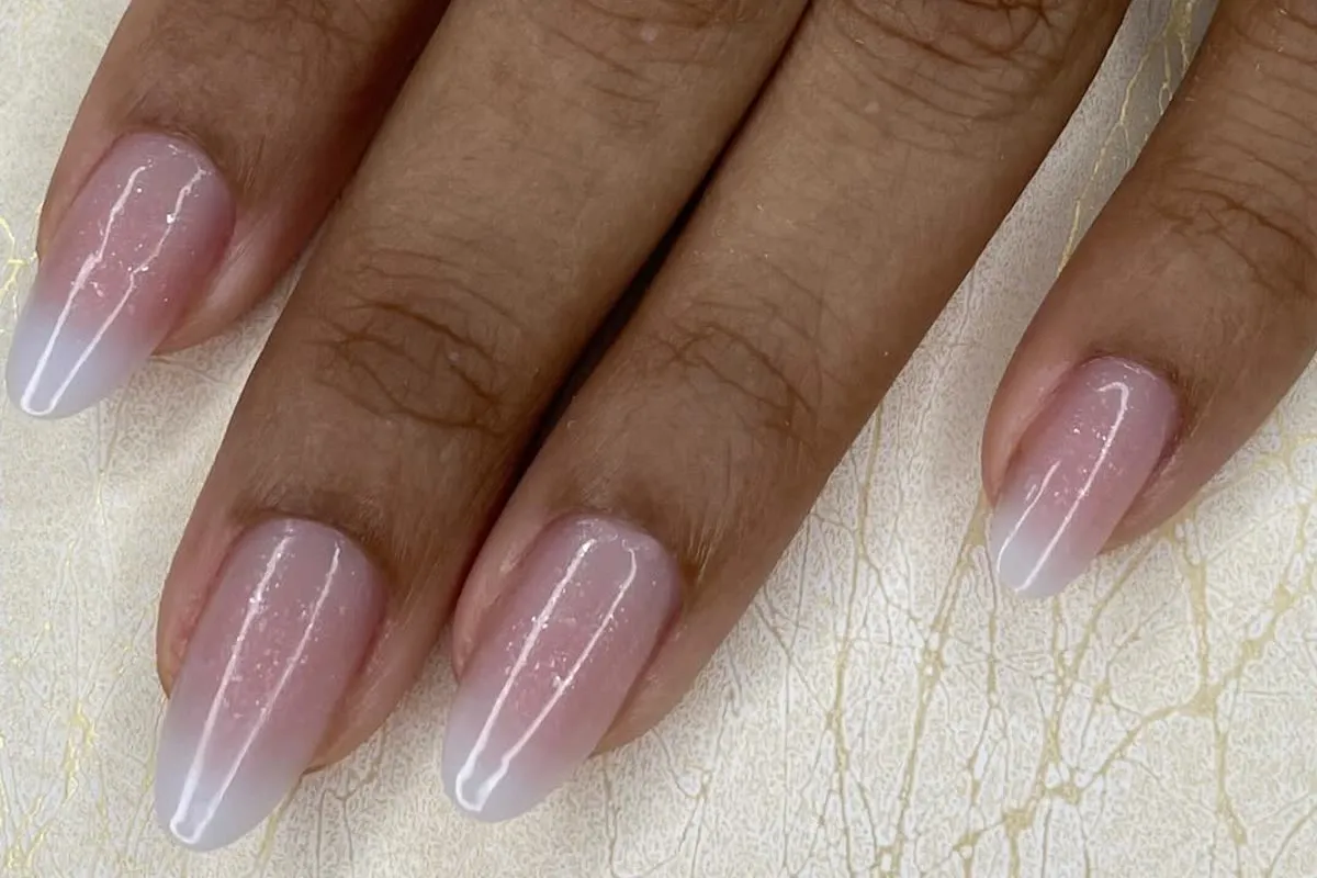 Depois: unhas almond com estrutura e simetria corrigidas