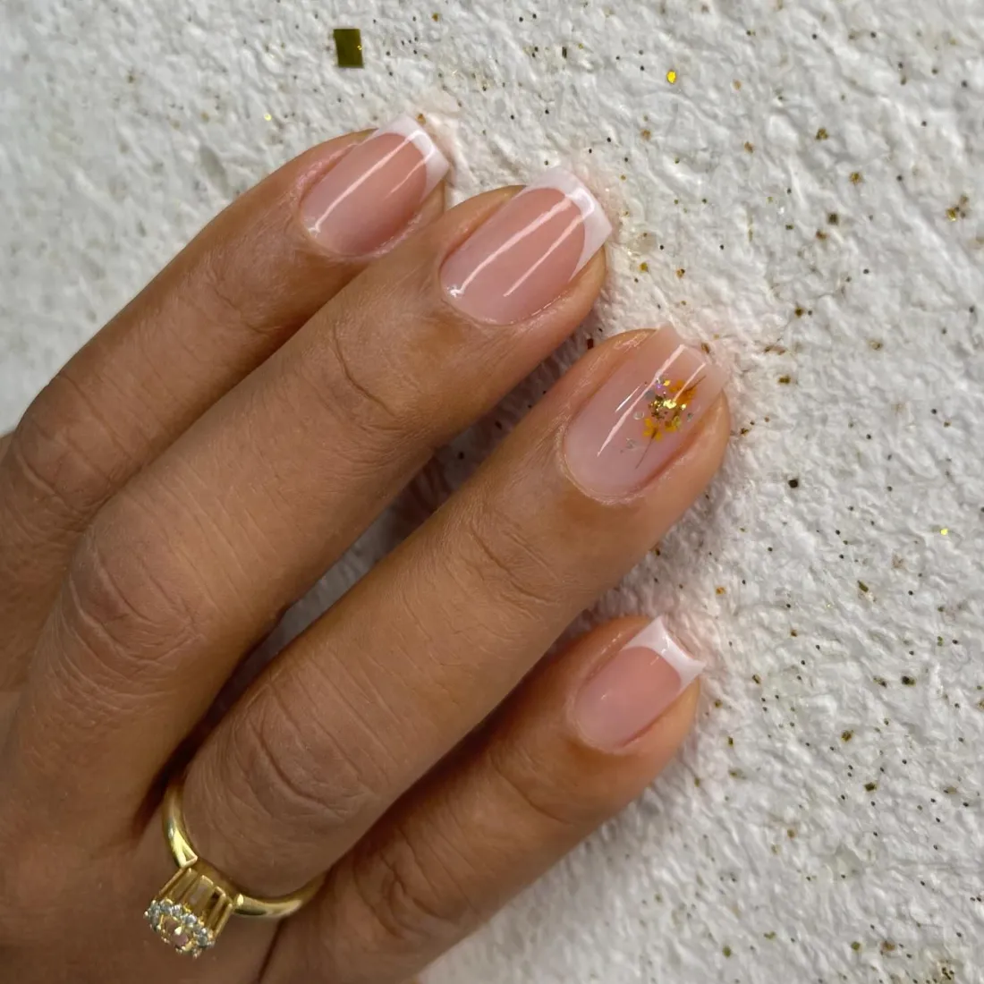 Nude com detalhe dourado em uma unha