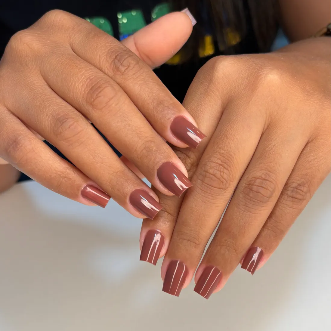 Unhas quadradas em marrom brilhante