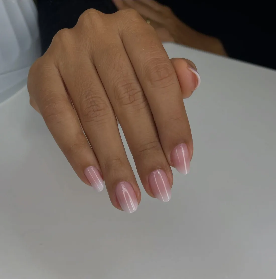 Nude rosado em unhas quadradas